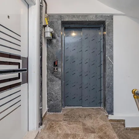 Central And Cozy Flat W Balcony And Acs In Apartment *
